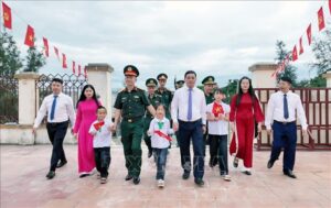 Lãnh đạo địa phương cùng cán bộ, quân dân trên đảo Trần (Cô Tô) đưa trẻ đến trường. Ảnh: TTXVN phát