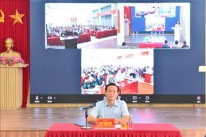 Bí thư Đảng ủy, Chủ tịch HĐND phường Hồng Hà Bùi Tuấn Anh lắng nghe ý kiến người dân từ các điểm cầu trực tuyến. Ảnh: Kim Anh/TTXVN