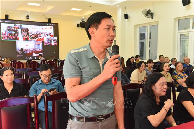Ông Lê Văn Hoan, cư dân tổ 2 Quảng An phát biểu ý kiến đóng góp. Ảnh: Kim Anh/TTXVN