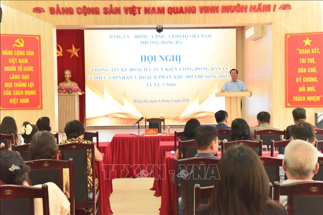 Bí thư Đảng ủy, Chủ tịch HĐND phường Hồng Hà Bùi Tuấn Anh chỉ đạo nội dung lấy ý kiến nhân dân. Ảnh: Kim Anh/TTXVN