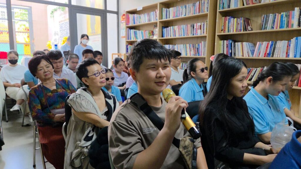 Các em chia sẻ nhiều câu chuyện của bản thân và xin tư vấn từ nhà văn, đạo diễn Xuân Phượng.