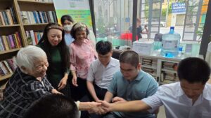 Nhà văn, đạo diễn Nguyễn Thị Xuân Phượng giao lưu cùng các bạn khiếm thị.