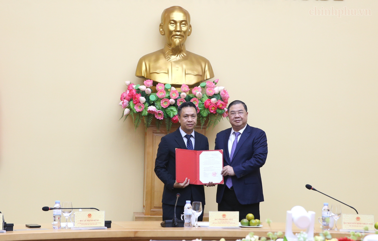 Phó Thủ tướng Thường trực Phạm Gia Túc trao Quyết định bổ nhiệm đồng chí Nguyễn Việt Sơn, Vụ trưởng Vụ Dầu khí và Than giữ chức vụ Thứ trưởng Bộ Công Thương.